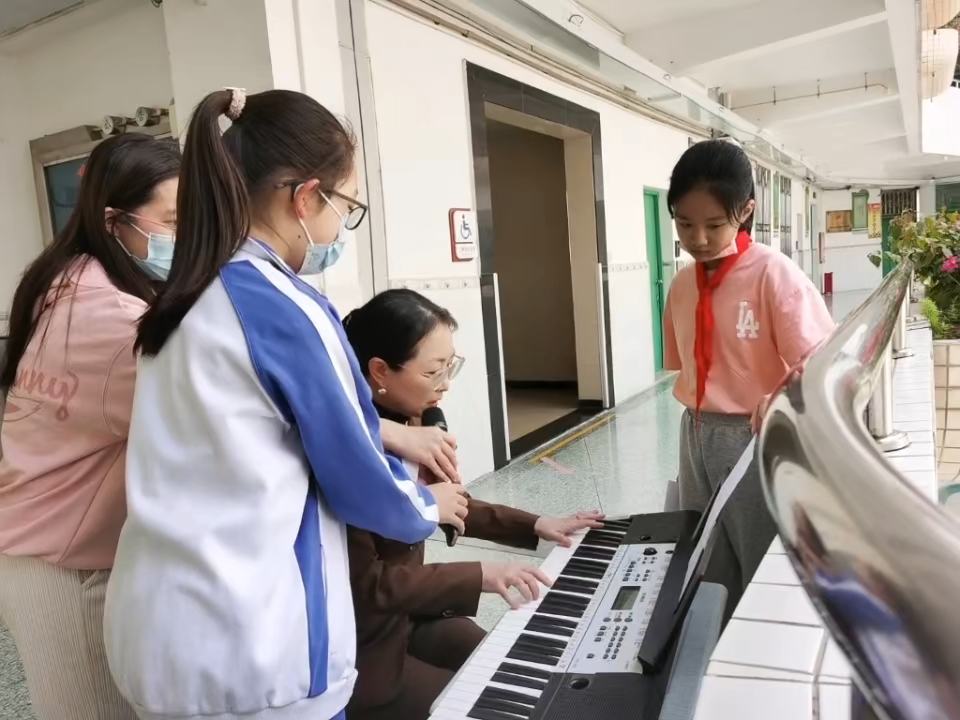 [图]教全校一千五百多小可爱们唱《学习雷锋好榜样》这也是我们小时候唱的歌。♥️