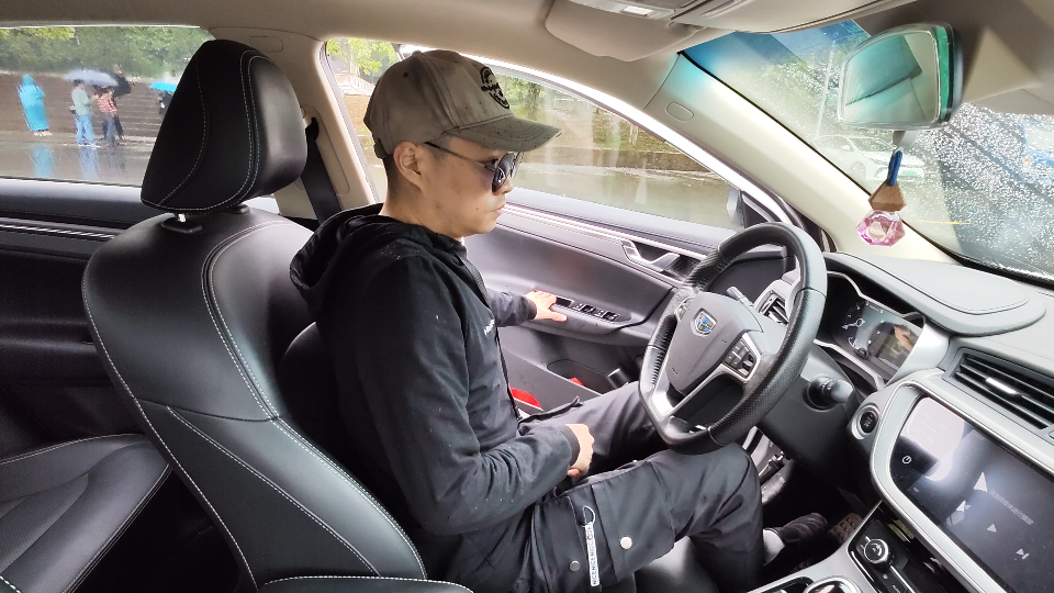 新手开车如何正确调整坐姿?