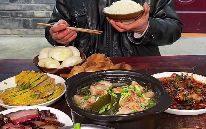 一顿丰盛的午餐,腊肠、腊肉样样俱全.哔哩哔哩bilibili