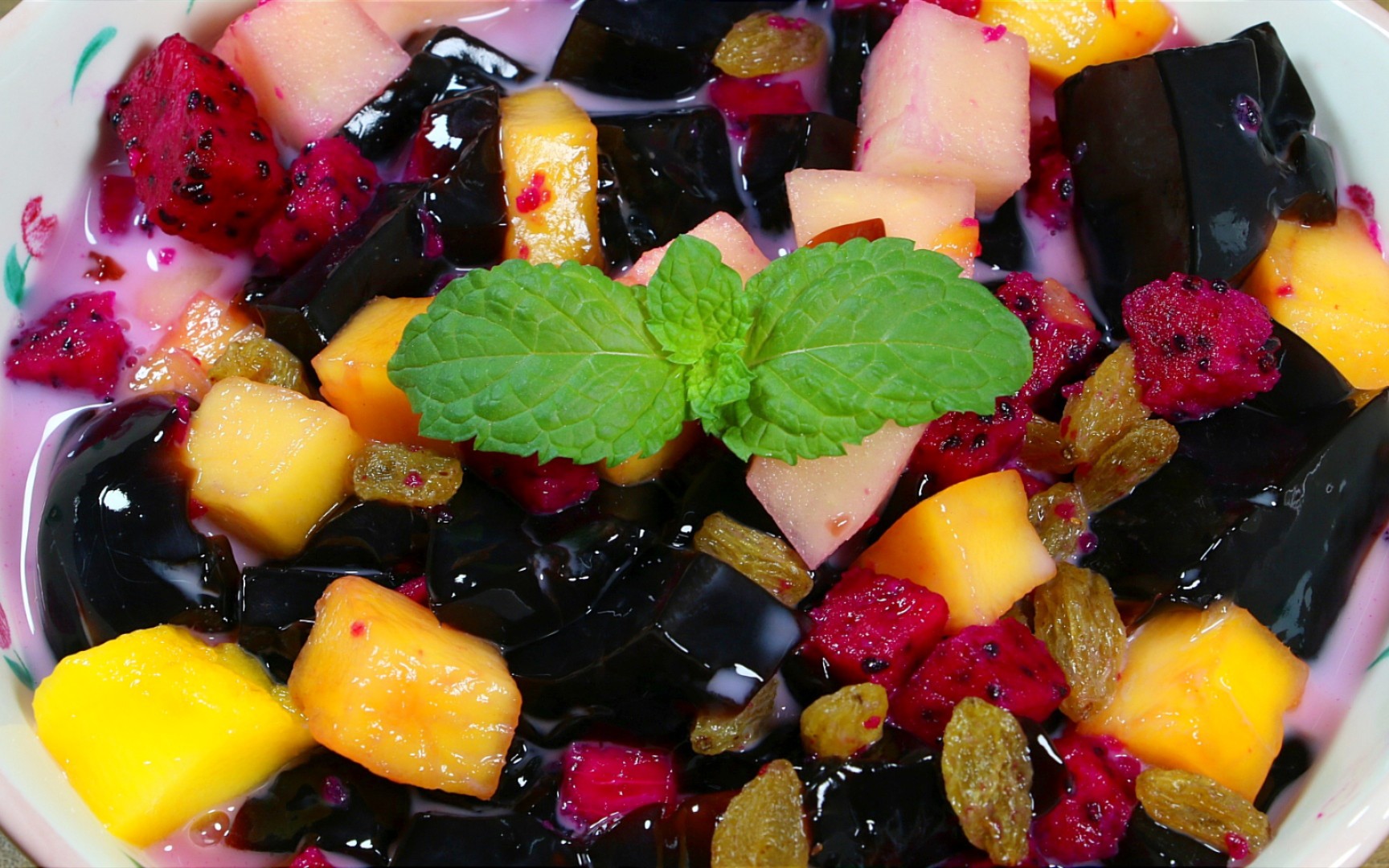 天气越来越热,来一碗冰凉q弹的水果黑凉粉,透心凉超级满足