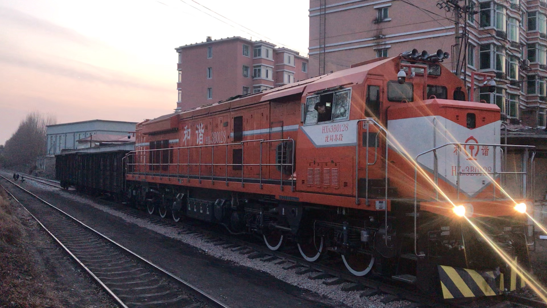 沈局苏段hxn3b 0128于洪站调车机牵引两节敞车运行于某军队专用线准备