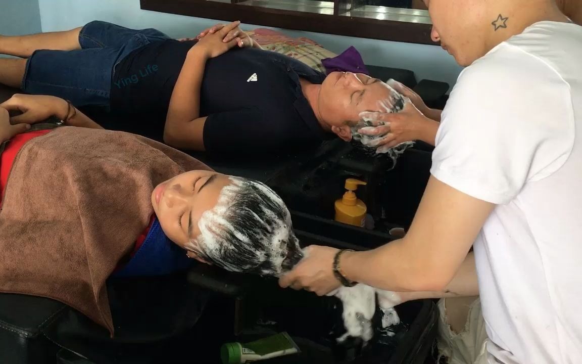 在越南理发店和她一起洗头发