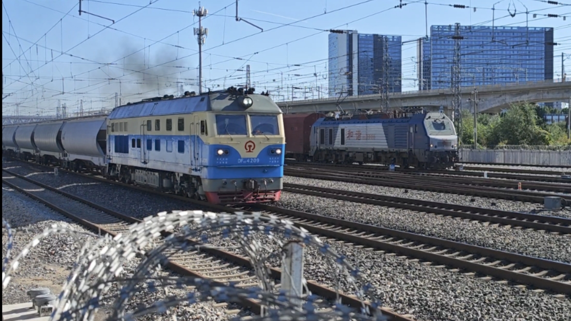 【铁路】齐头并进,hxd2b jsq大列和df4d l70大列同向驶出黄村站