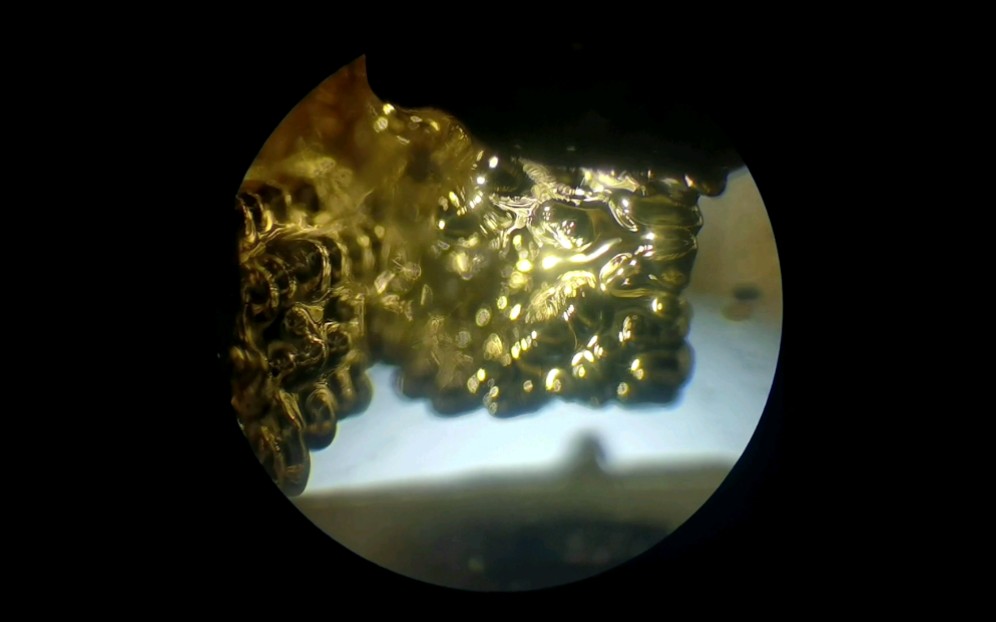 见微知铯.显微镜下的铯晶体.