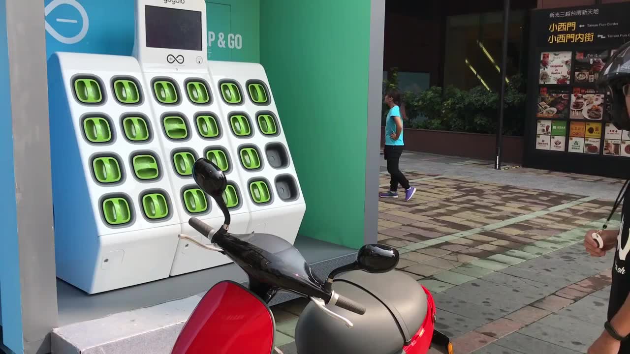 45秒内更换 台湾电动车gogoro 电池上路 by 硬是要学