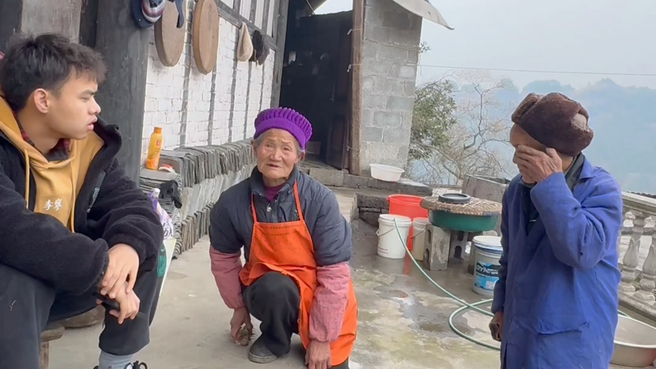 [图]生活就像坐过山车，有高峰，也有低谷，人生充满了起起落落，关键在于，在顶端时要好好享受，在低谷时不失勇气。