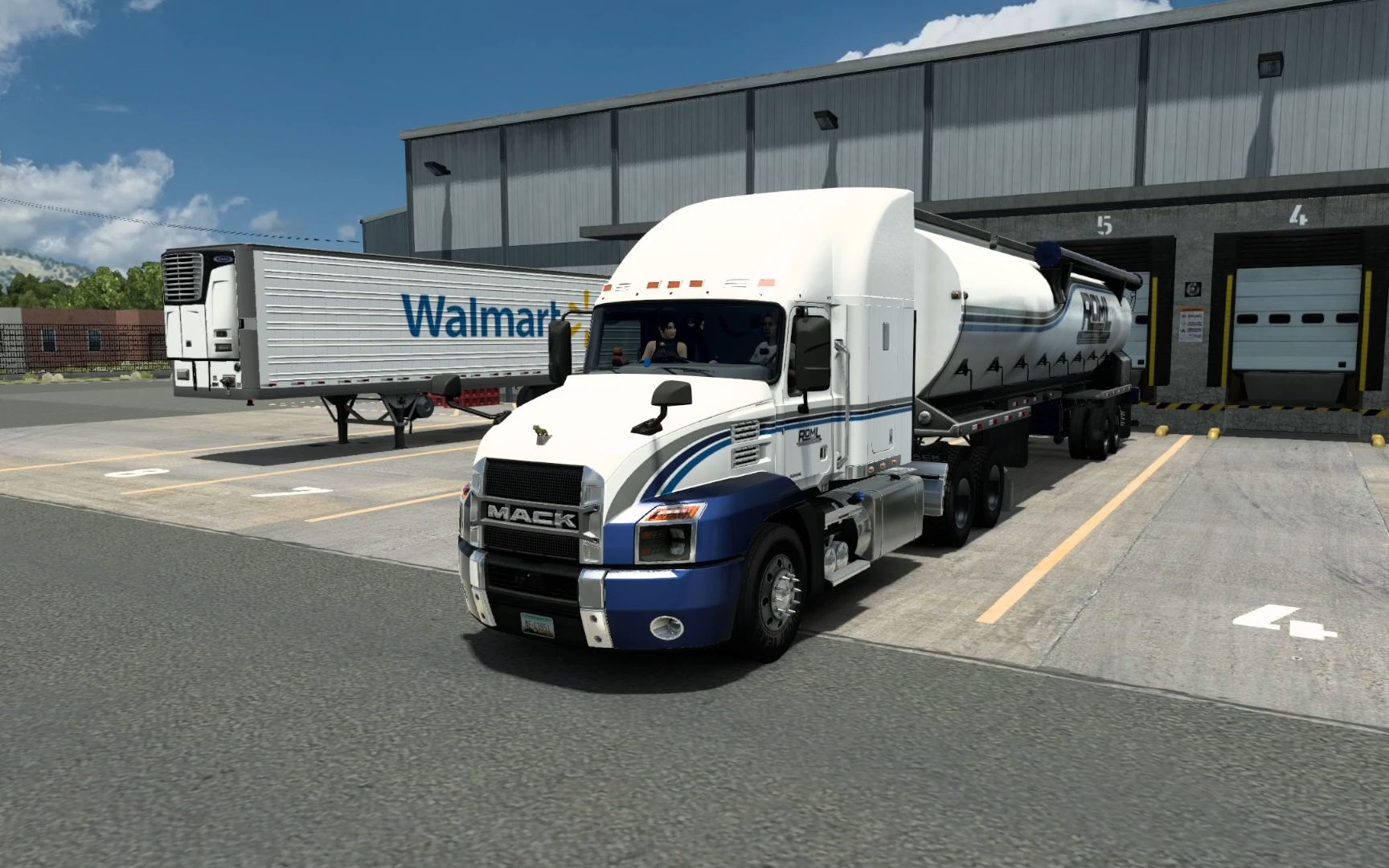 美国卡车模拟驾驶全新马克卡车从墨西哥阿瓜斯卡连特斯州拉动物饲料到