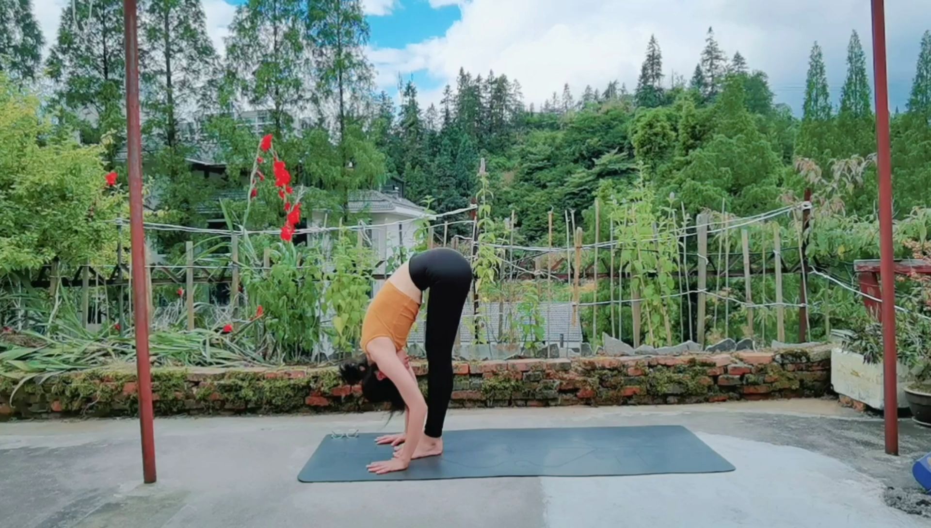 女人减龄的最好秘笈就是练瑜伽!