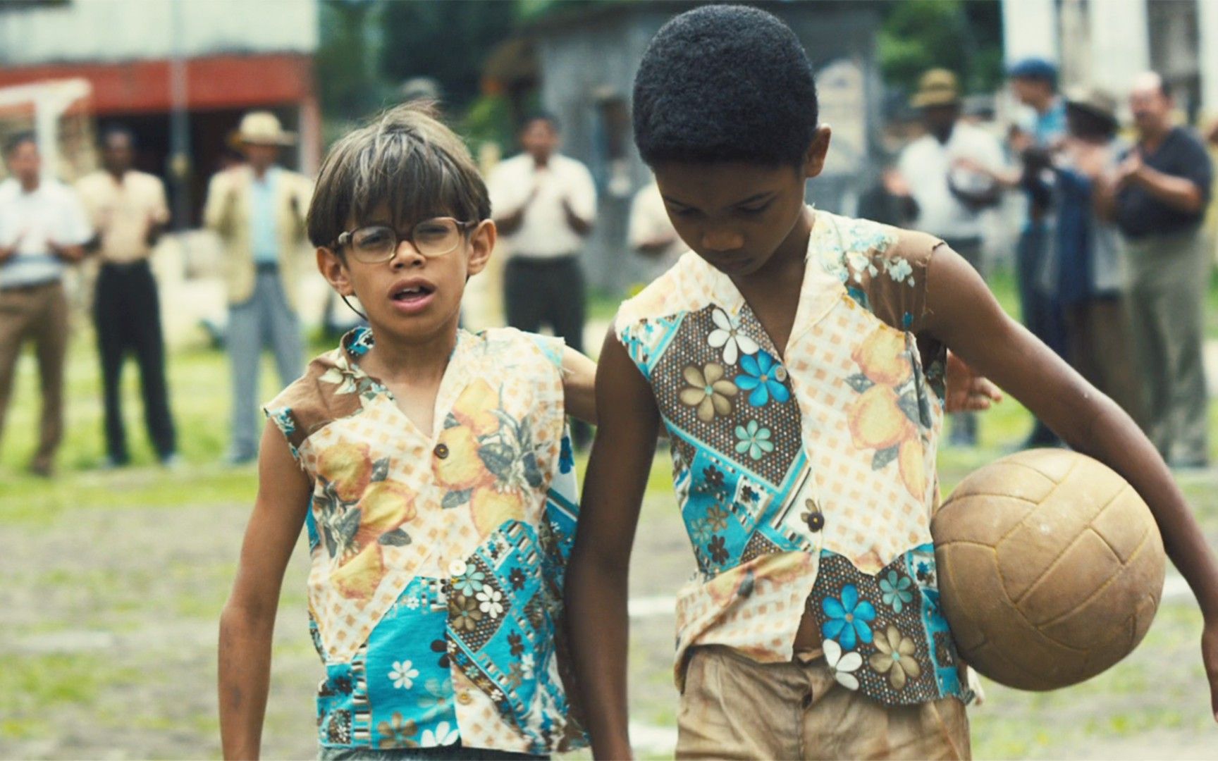 热爱足球的巴西穷小子,连鞋都买不起,光脚也能踢成世界球王!