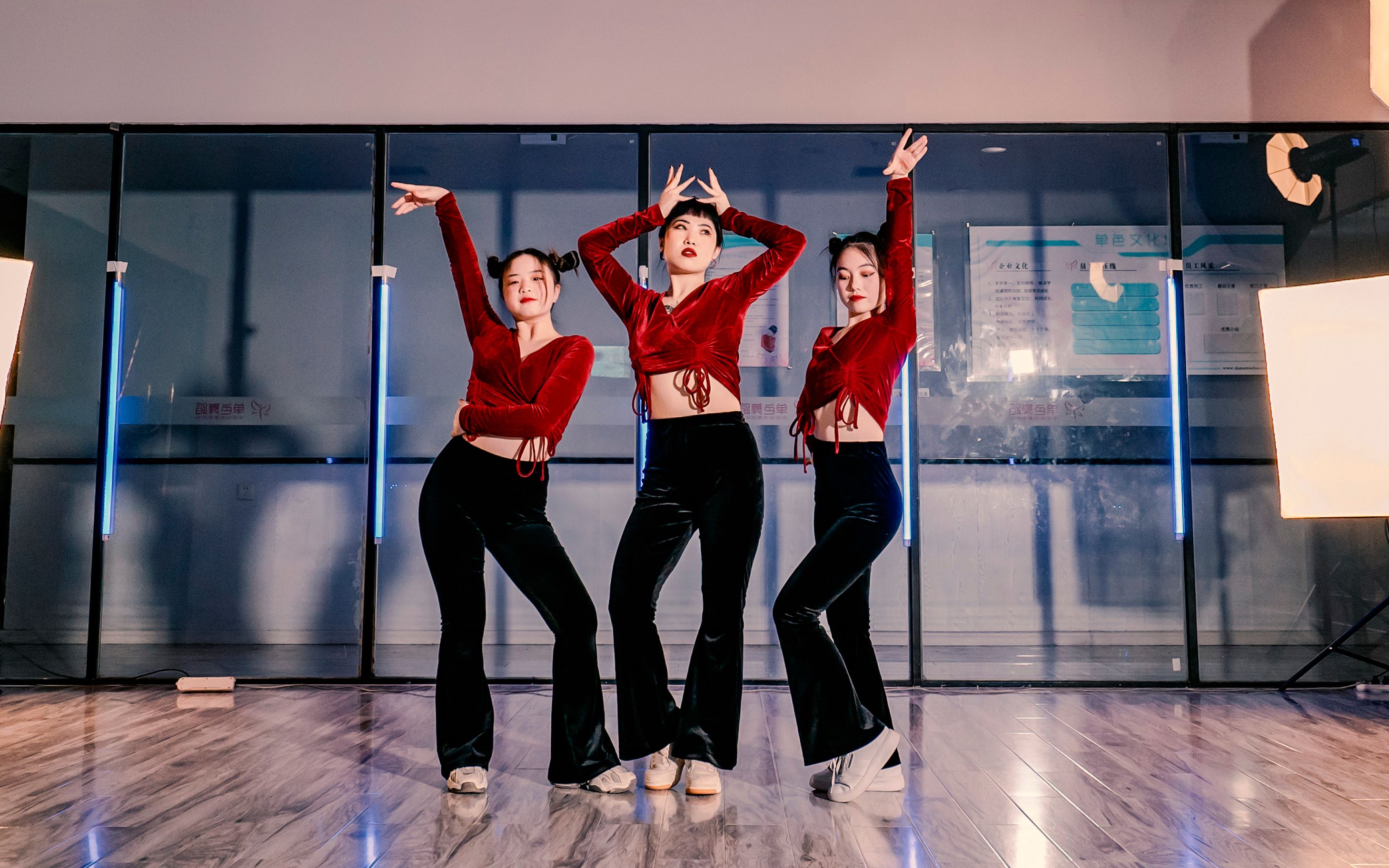 流行舞waaking专攻班-《git it on》【单色舞蹈】_哔哩哔哩_bilibili