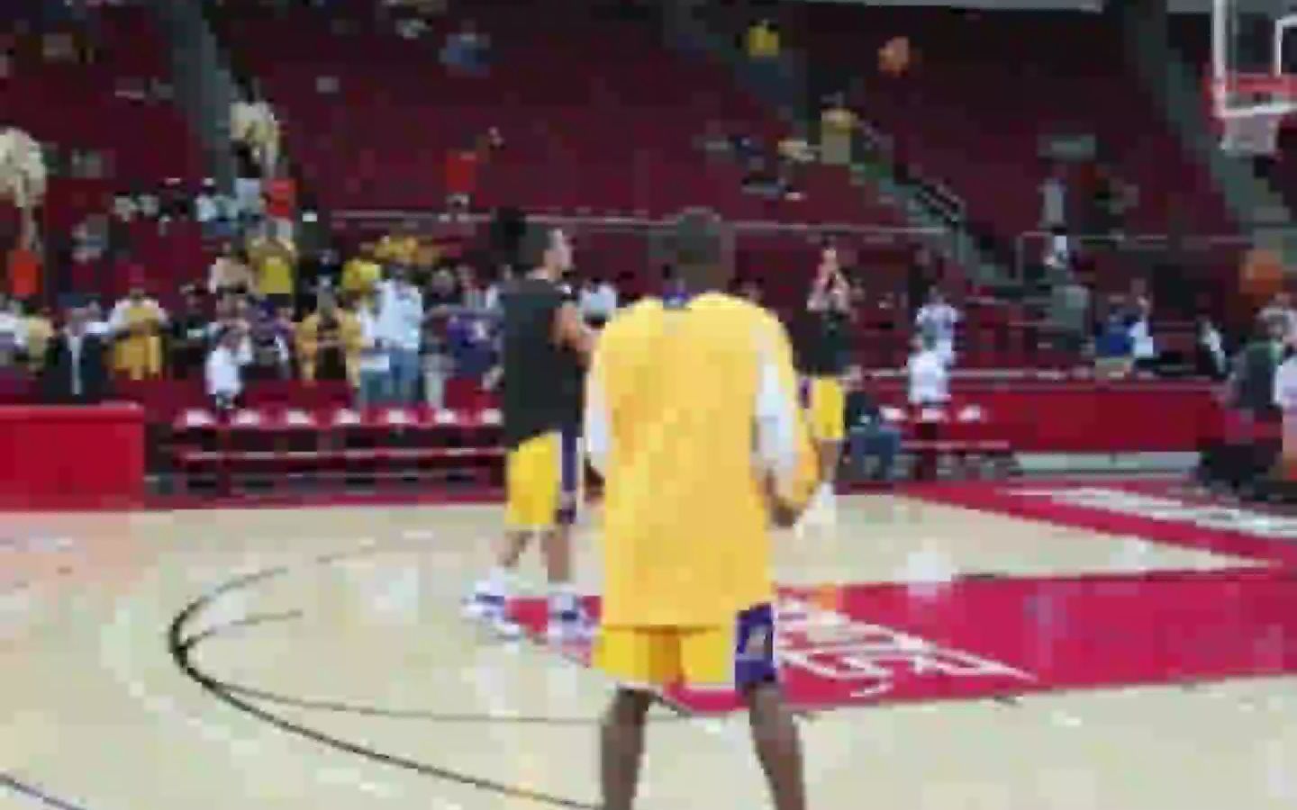 科3科3科3 Bugging Kobe Bryant during his warm up at preseason.哔哩哔哩bilibili