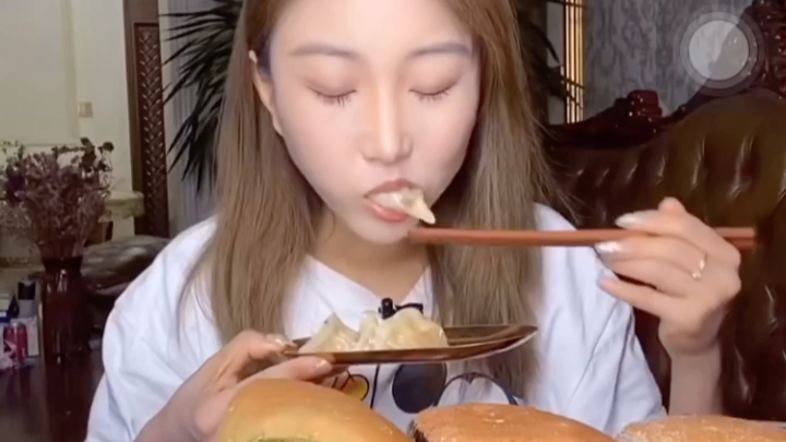 爽利女士的快手吃播搬运