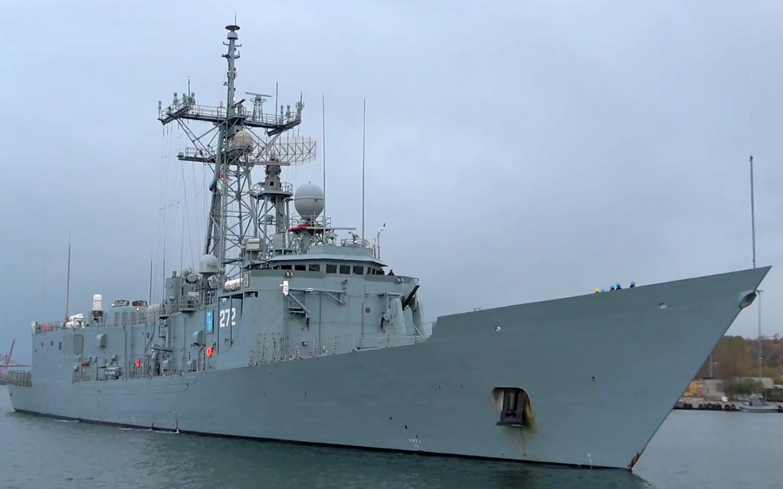 【波兰海军】普拉斯基级护卫舰"普瓦斯基将军"号(272)驶离格丁尼亚港