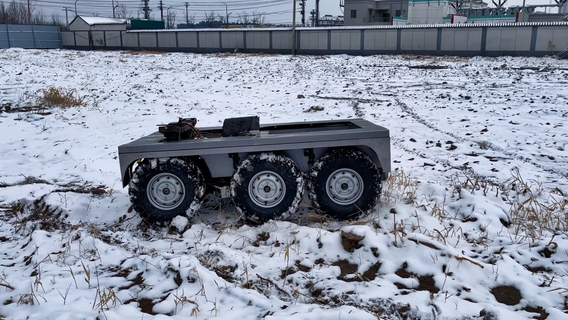 八轮无人靶车,六轮无人靶车,人工驾驶、远程10公里遥控、自动驾驶三种模式,炮塔遥控旋转3公里地对地图传手持遥控器套件,4路高清视频回传,哔哩...