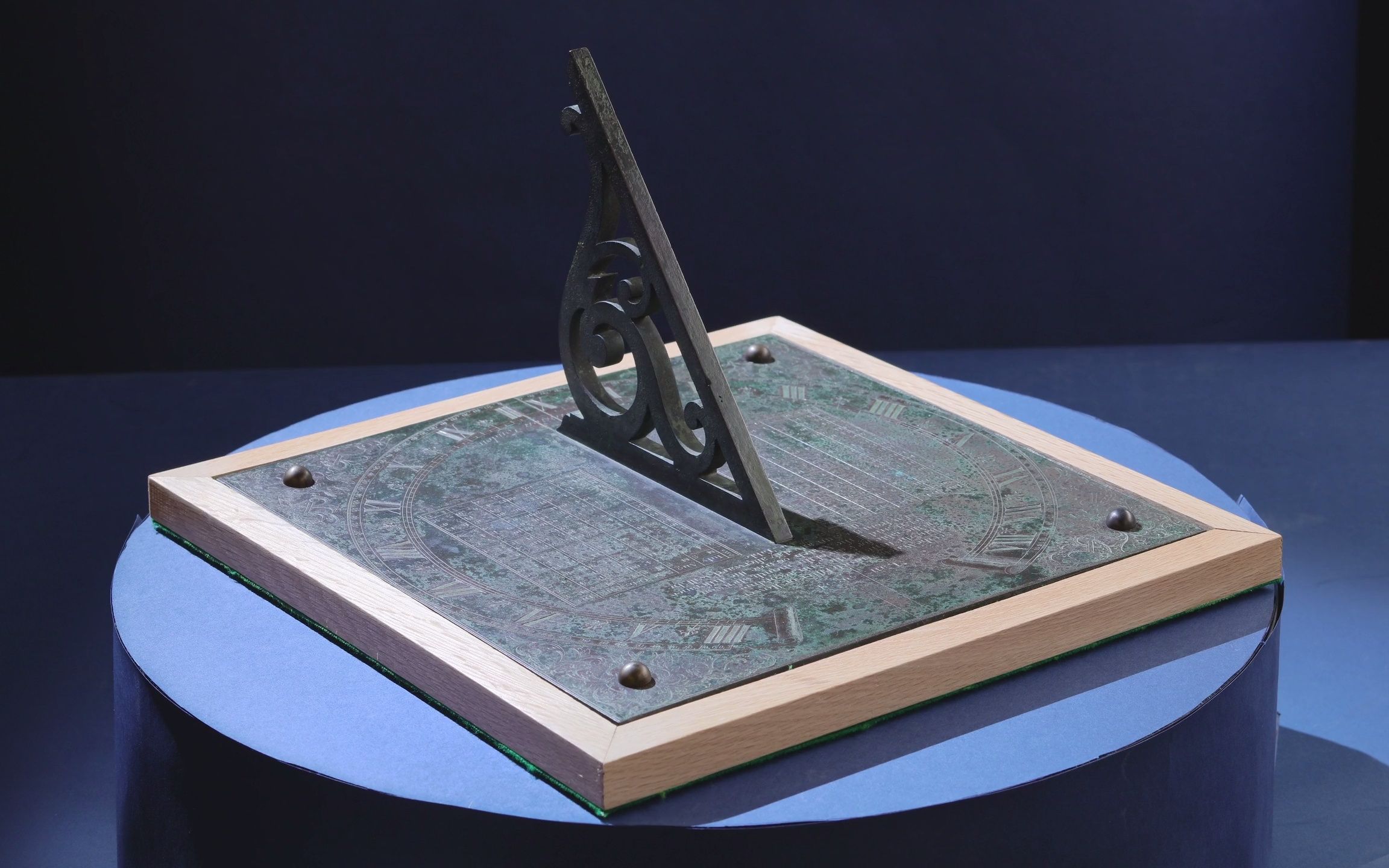 pelham tompion 日晷,大约 1710 年,一个青铜方形水平花园日晷,带有