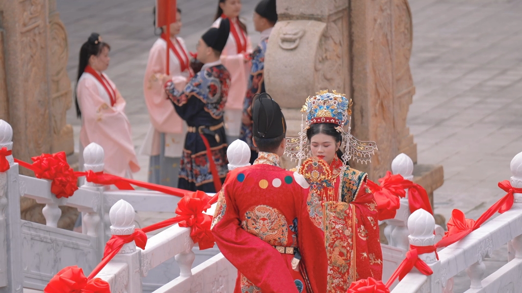 明制漢服婚禮現場,漢服之美在華夏,鳳冠霞帔驚豔到國外