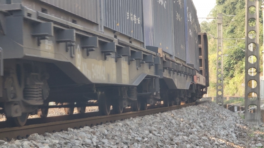 SS38001 towed a freight train out of Mahuang Station to the Qingang Railway哔哩哔哩bilibili