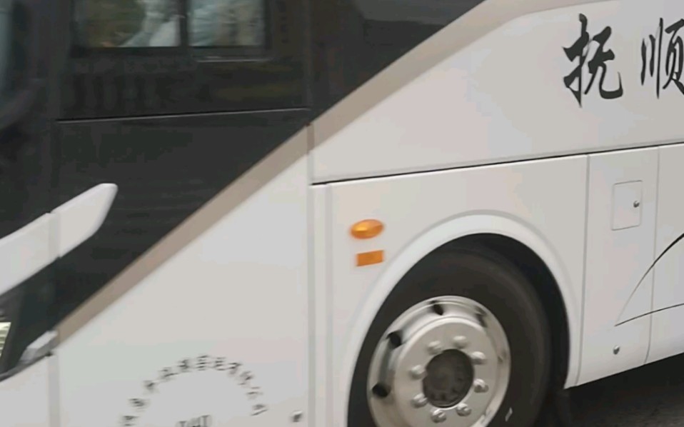 抚顺惠丰涂装宇通新七系zk6907h6y六缸客车现身天湖桥