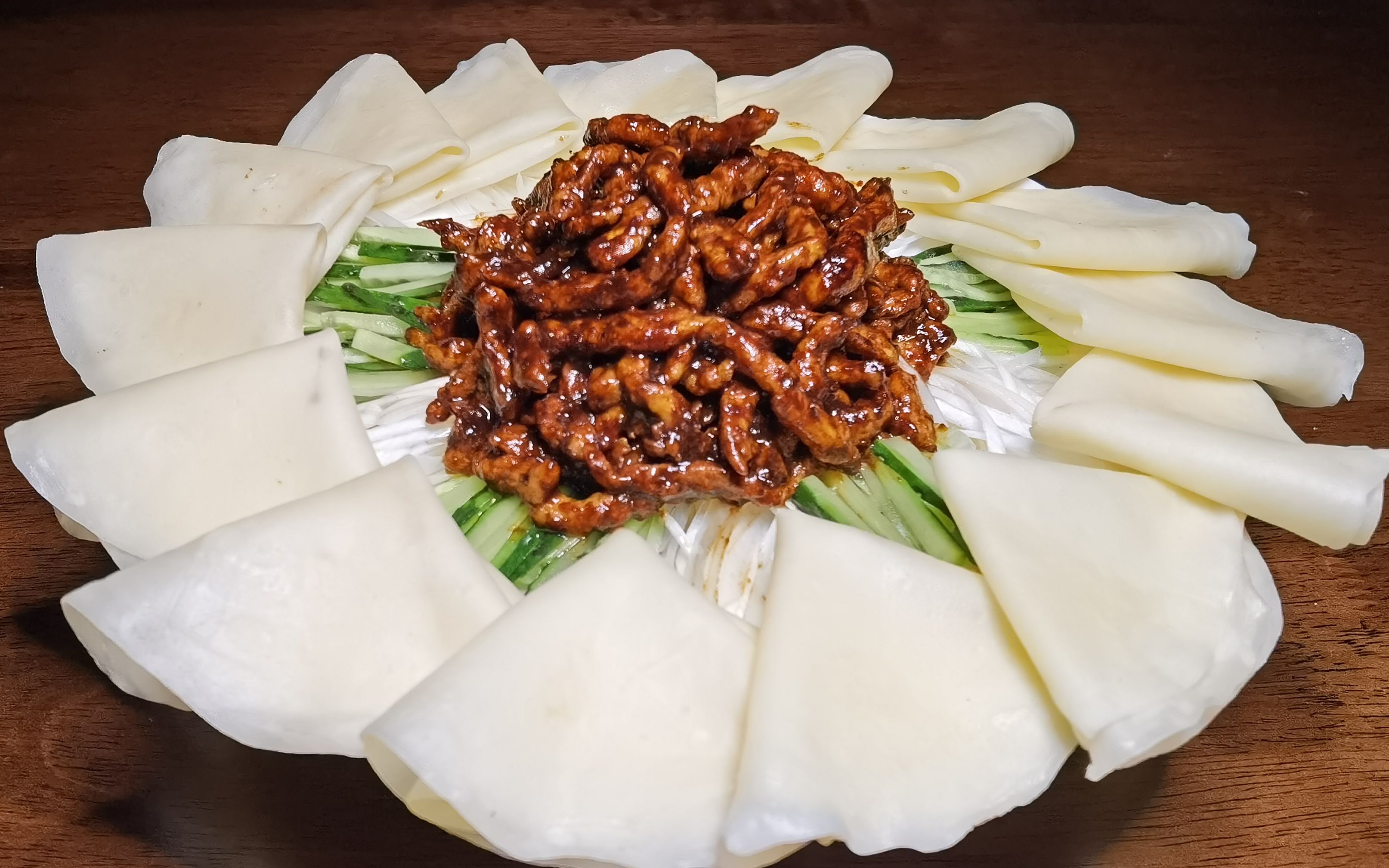 比烤鸭还好吃的京酱肉丝,酱香浓郁,肉丝滑嫩,我家过年从不落下