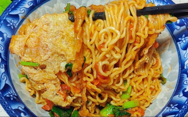 真的是没有想到,用两个冻透的蕃茄来煮放便面,酸爽入味太过瘾了