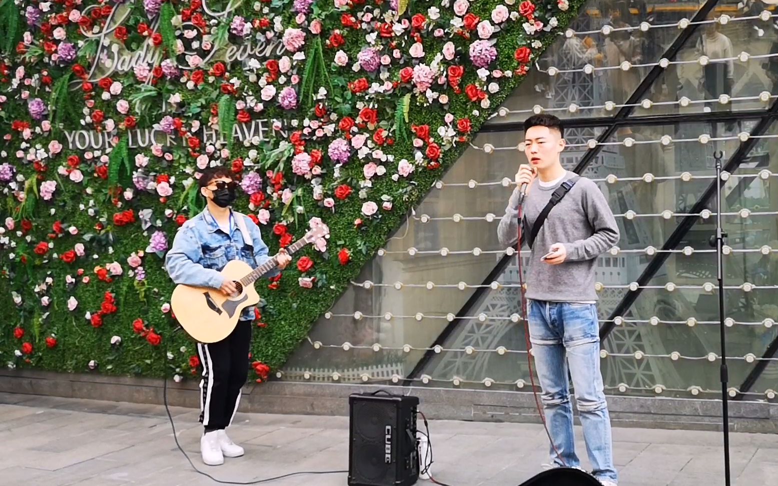 武汉街头遇到帅哥唱歌,唱的很好,旁边的好多美女听的入迷了