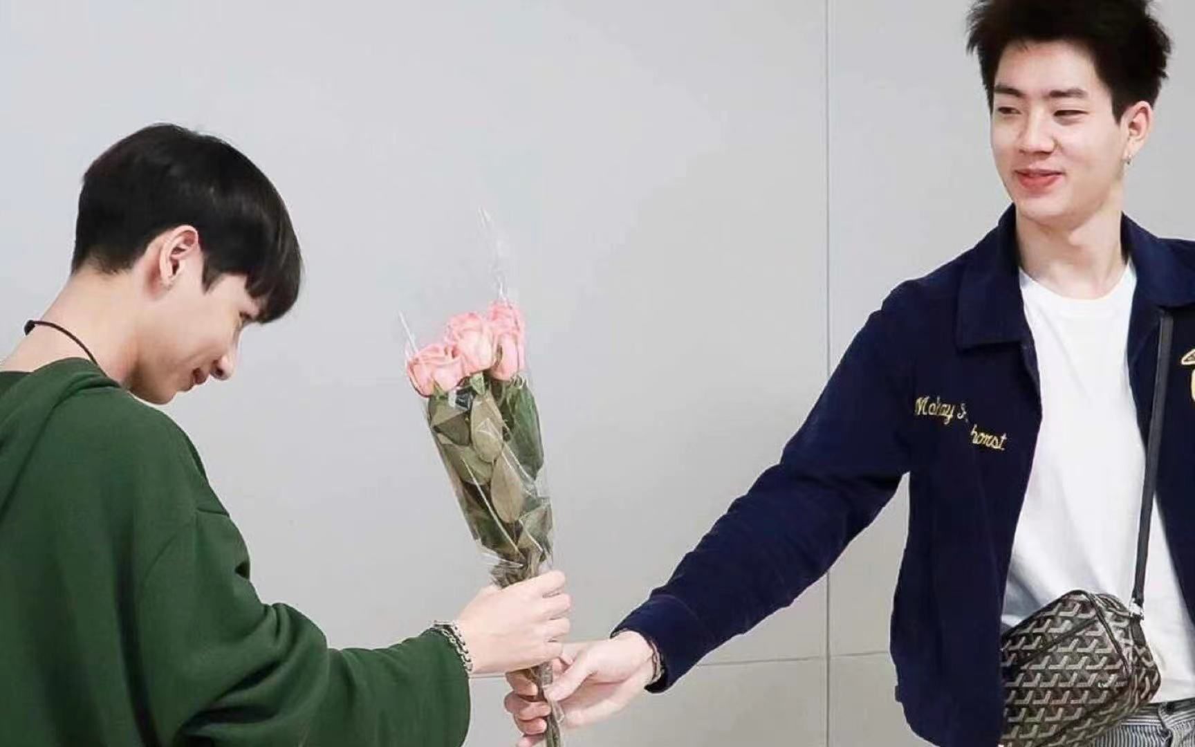 [图]【offgun】关钟鹏：Would you marry me? 滚宝：Yes, I would.