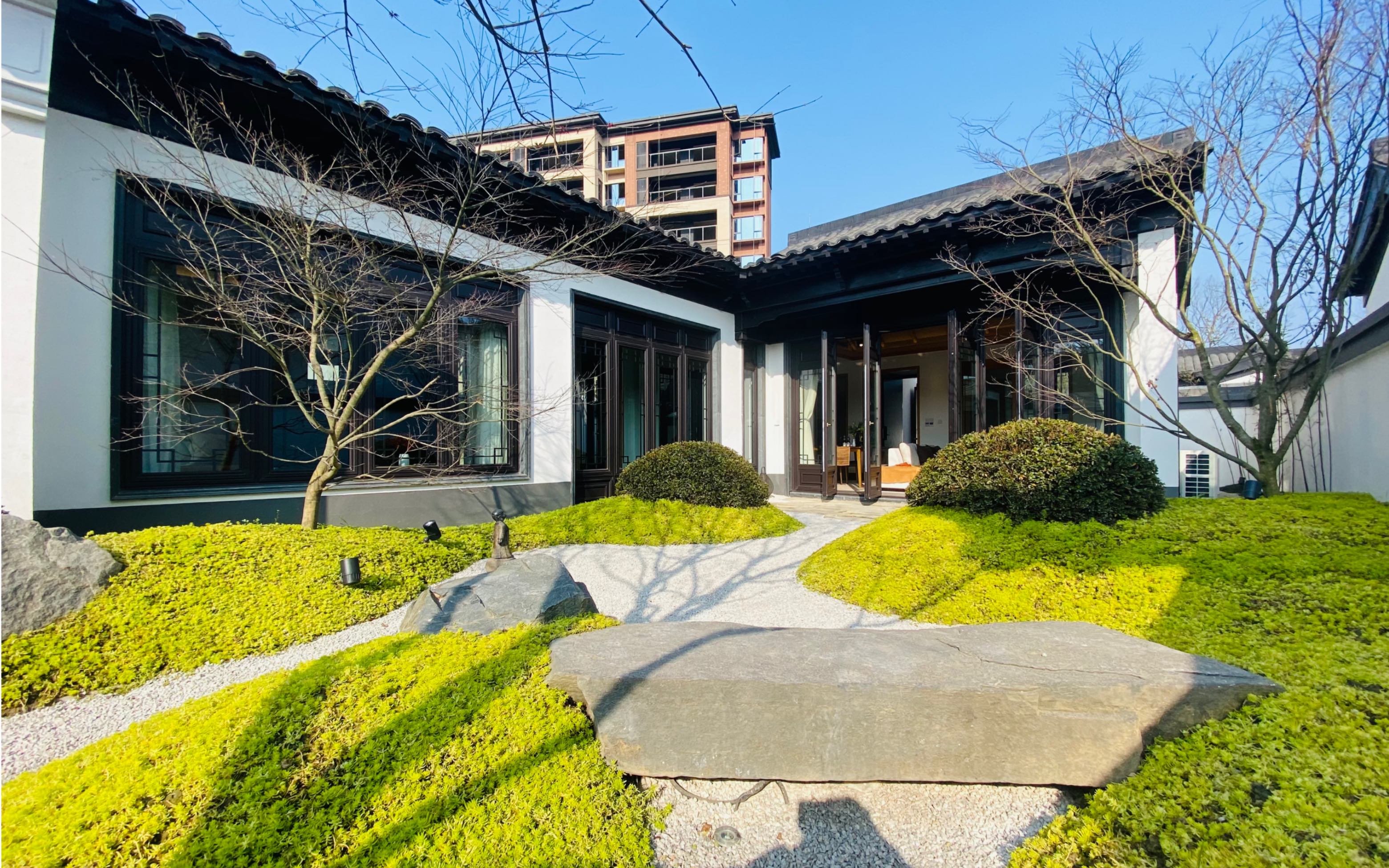 新年快乐,新的一年带大家继续看房子,中式平层徽派别墅,走起!