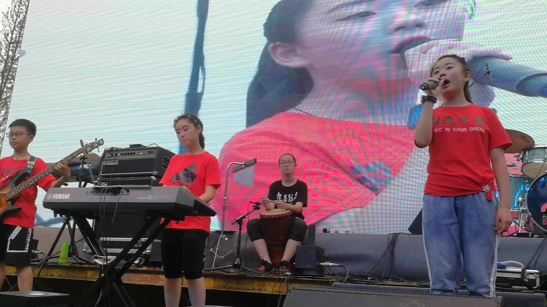 00后小学生原创乐队表演暖心歌曲爱与阳光二仙桥学校阳光乐队受邀参加