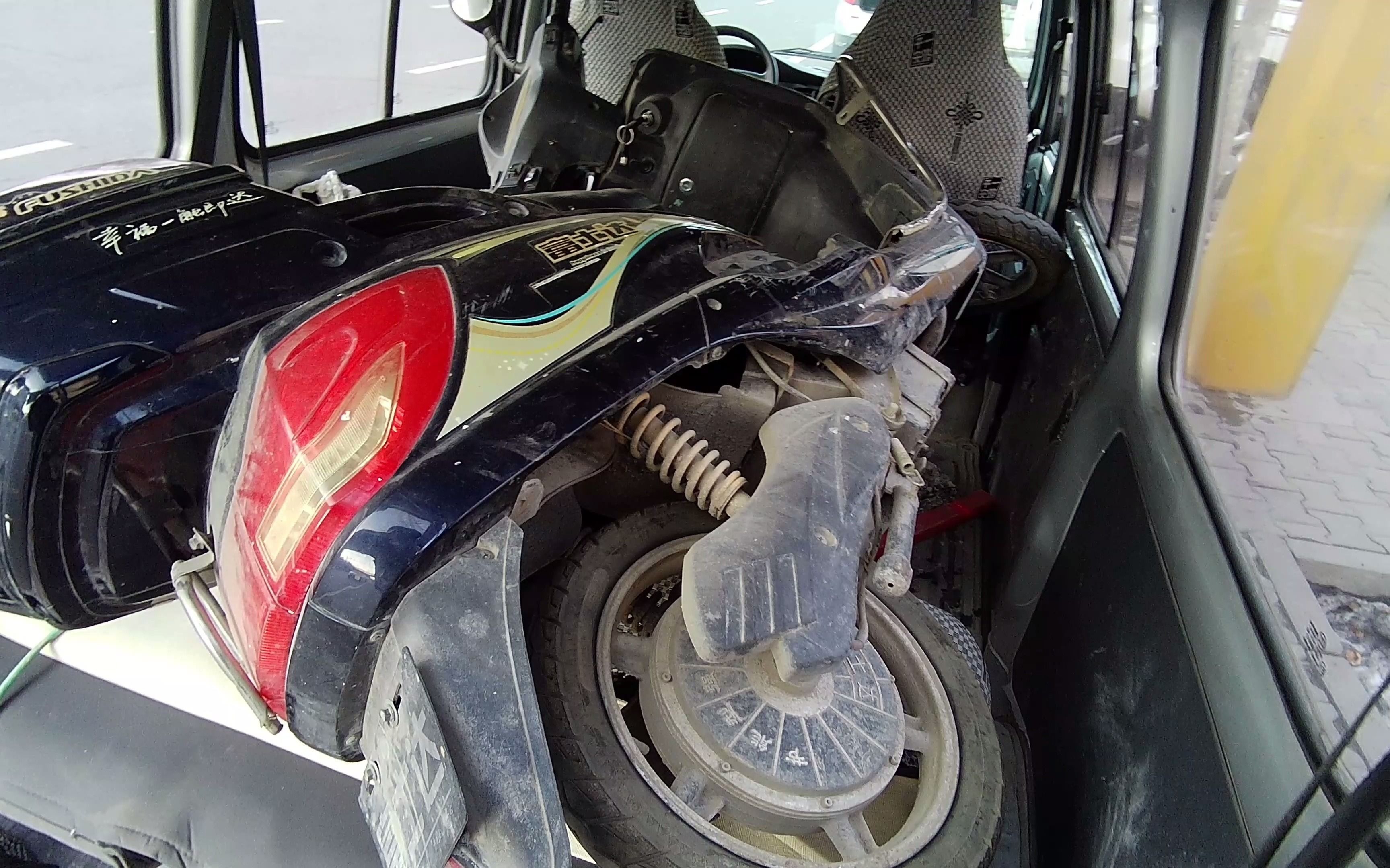 这辆电动车特殊,塞进了面包车里,"身世"还挺坎坷