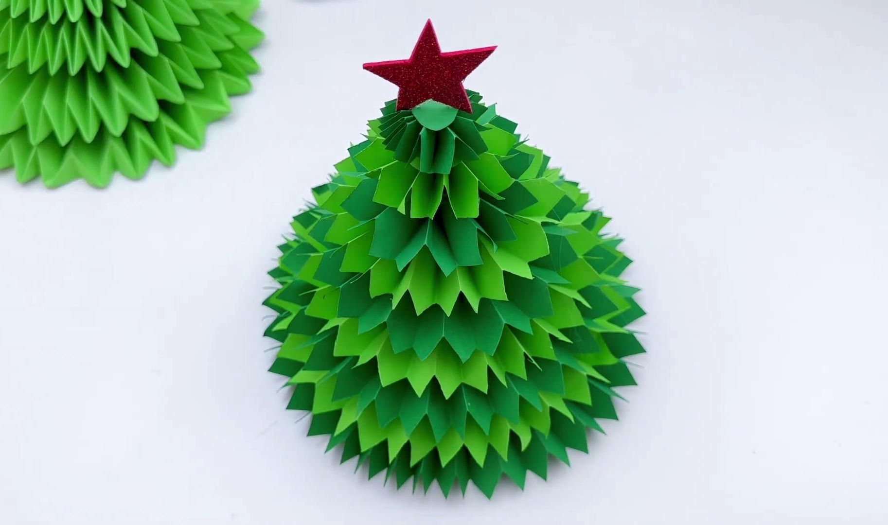 今天我们来制作一棵折纸圣诞树!