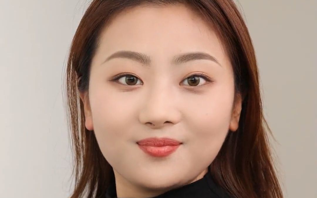 圆脸的小姐姐摆脱死板的平眉帮她修改眉毛后宛如开了瘦脸特效一样