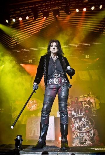 爱丽丝 库珀(alice cooper),生于1948年2月4日,美国休克摇滚歌手,被誉