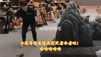 Download Video: 看一次笑一次！《小亮哥蛐蛐凯凯》《结果回旋到自己身上，结果自己剑亡了》哈哈哈哈哈肉眼可见我家小齐也慌了！！！