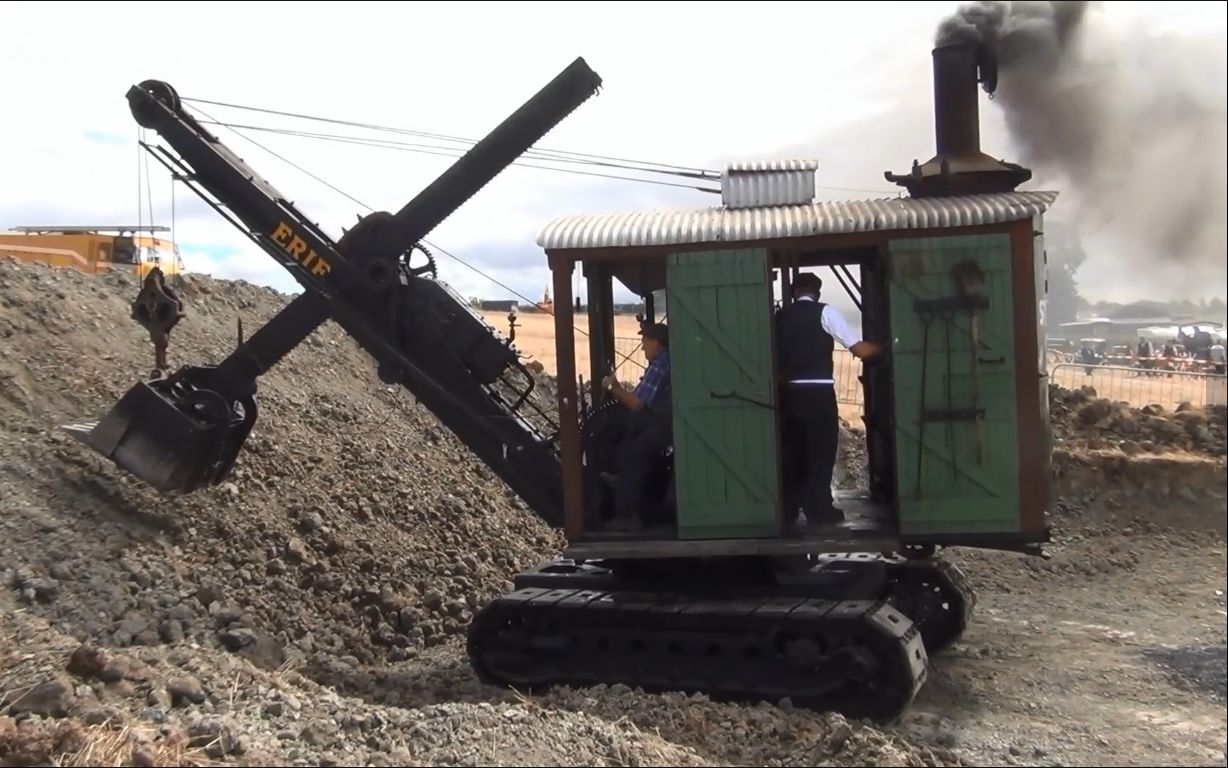 100年前的蒸汽挖掘机除了驾驶员还要配备一个火夫烧锅