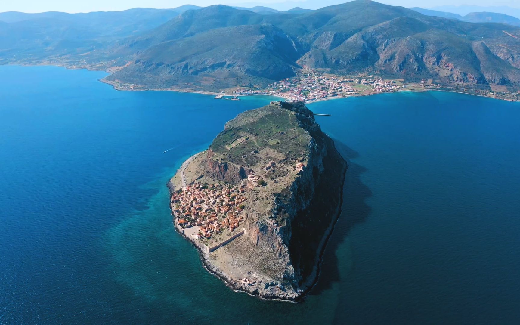 空中看伯罗奔尼撒半岛东海岸的一个小半岛上的莫奈姆瓦夏城市