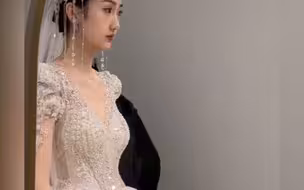 新郎：我的媳妇化成灰我都认识，但化了妆不行！