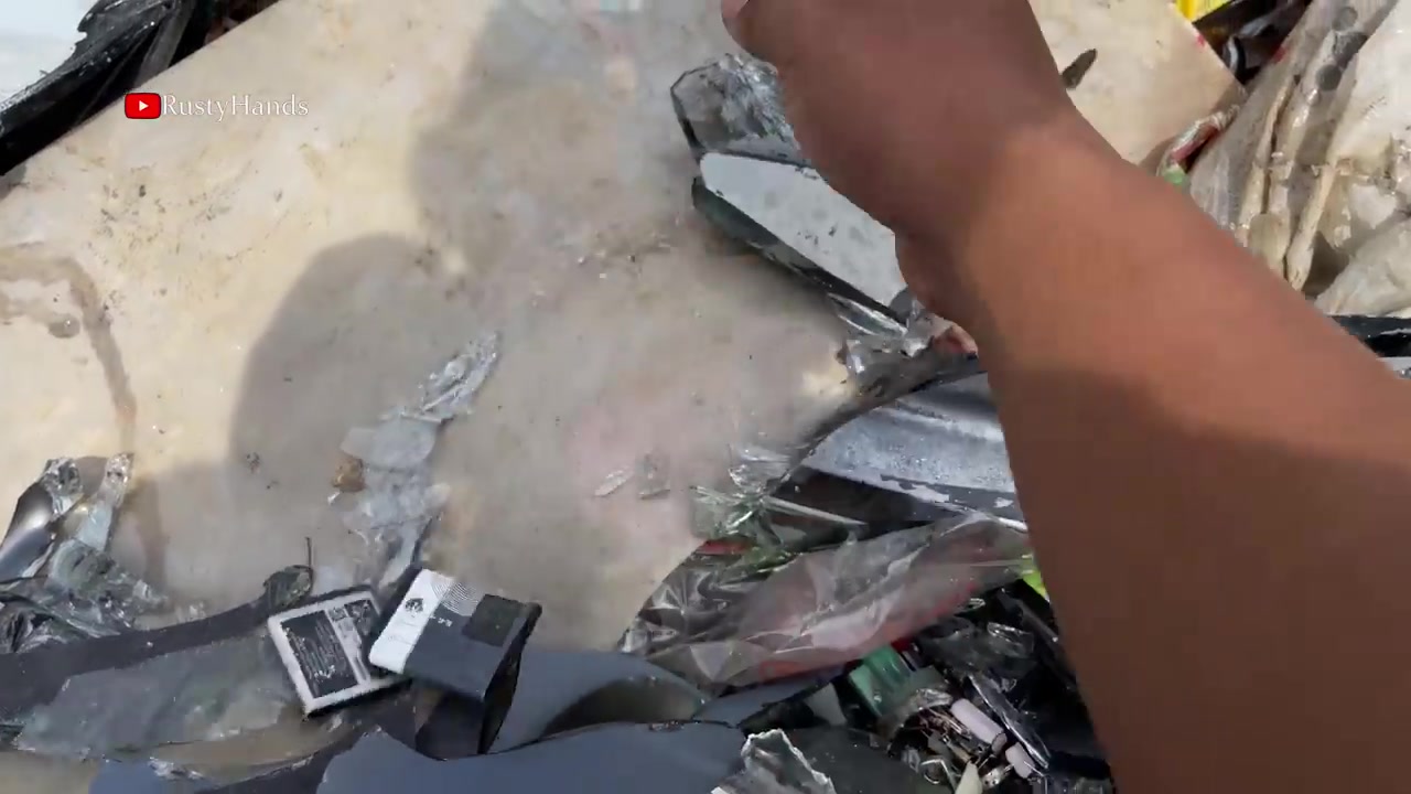 [图]🤑Find Phone🤑 When a friend took me to the landfill || Restoration Abandoned Phon