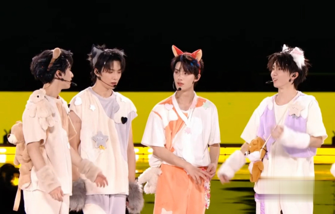 时代少年团 演唱会玩起了 萝卜蹲