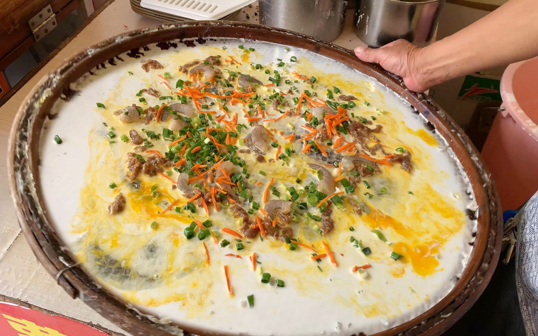 用簸箕做出来的美味,牛肉虾仁蛋肠粉,一份就能撑饱你的胃_哔哩哔哩