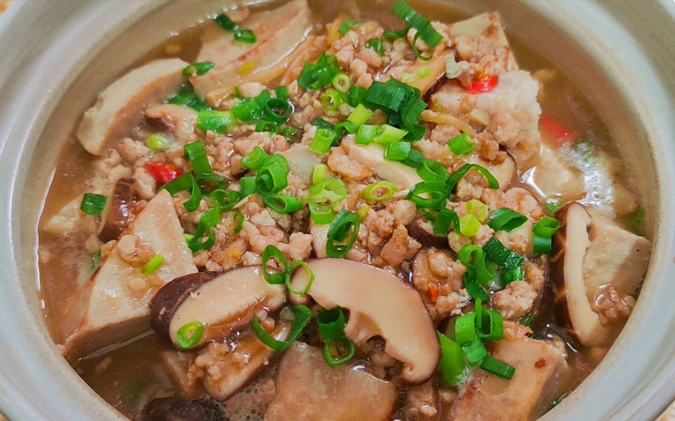 广州又降温了,来一锅肉沫芋头煲,咕嘟咕嘟热乎乎的最合适不过了