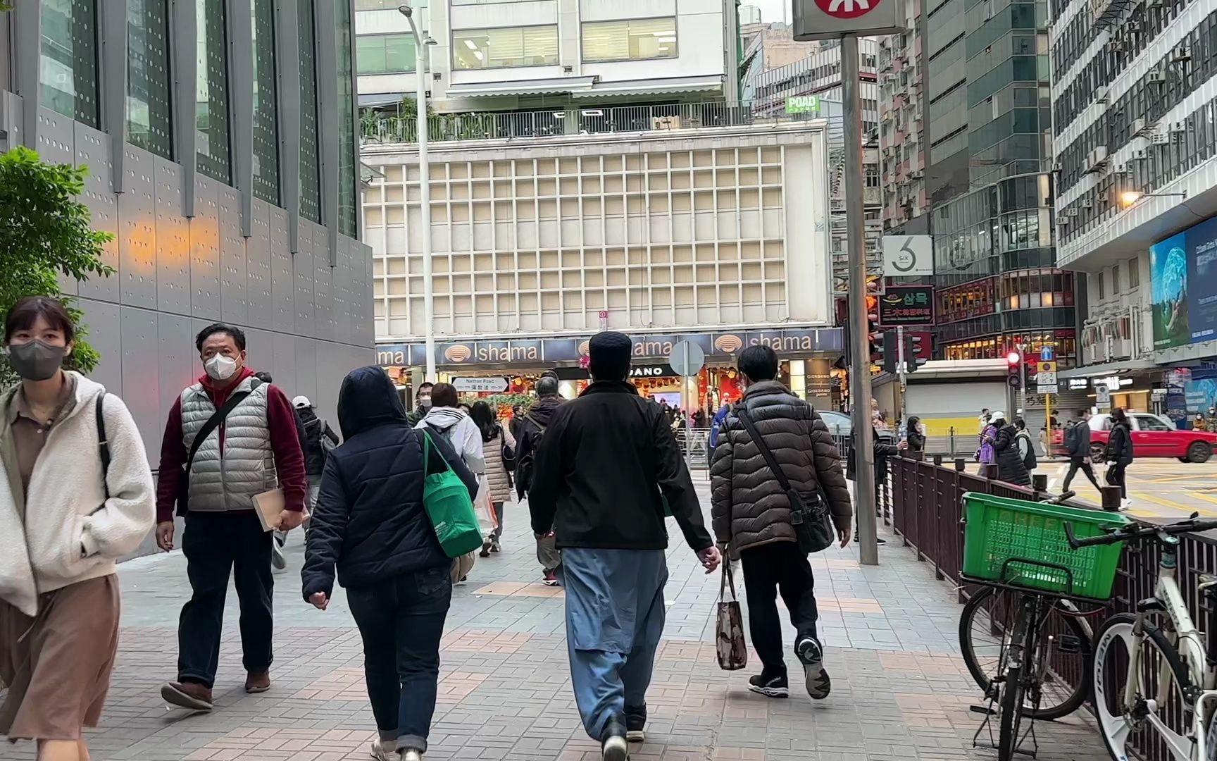 香港街头最新现状,尖沙咀的街头人来人往的,真热闹啊