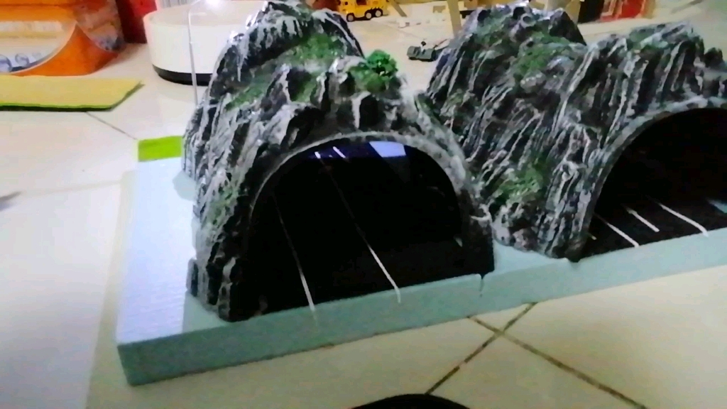 自己制造的沙盘高速公路隧道模型