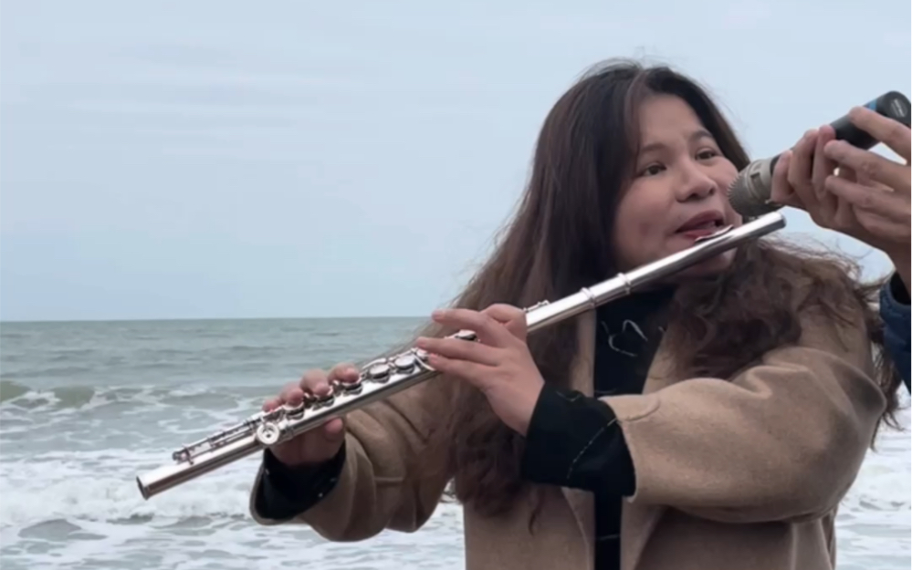 [图]海边的浪花不断拍打着海岸的沙滩，还有孩子们追逐着、嬉戏着，热爱生活的你一定能在这自然和音乐融合的声音中听见这世界缤纷！