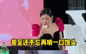 Скачать видео: “新娘子，别吃啦，拍合照了！”新娘婚宴结束后大口炫饭，被喊去拍照甚至都没反应过来。