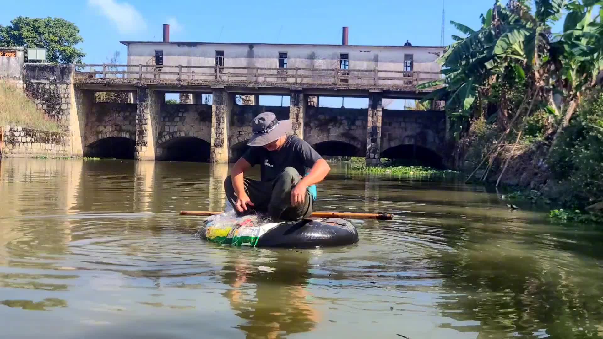 河道搞野抓鱼,农村小伙用轮胎当鱼船下网捕鱼,上货红罗非鱼