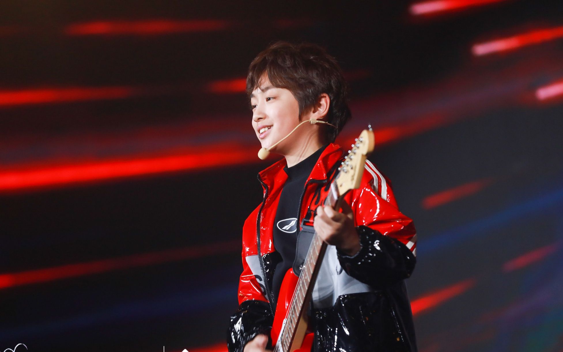 活动  洪霆 流行金曲排行榜获奖感言惊艳全场,顶着高烧完美演唱原创