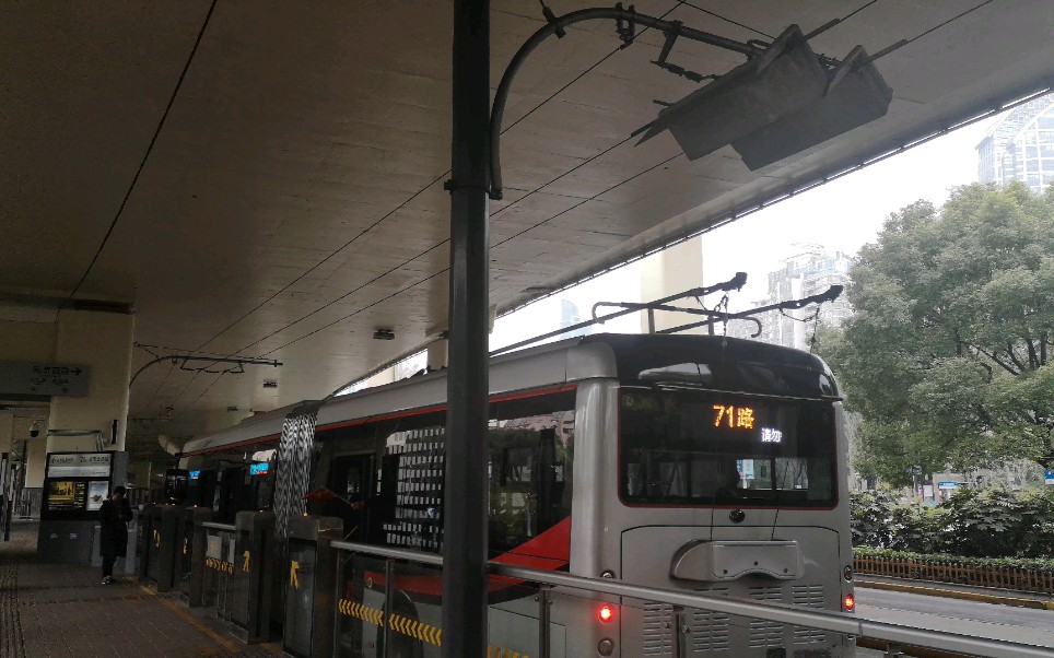 71路中运量公交车集电杆上杆操作