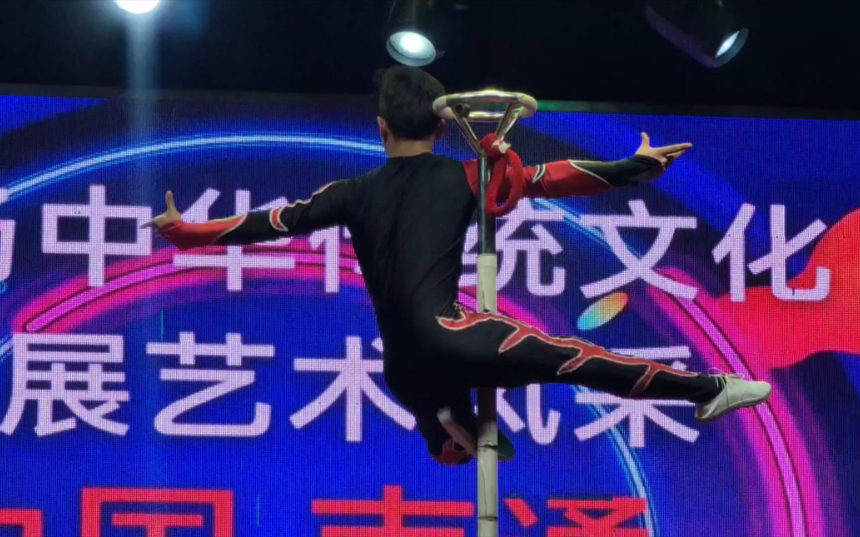 外出 钢管个人秀(杂技)