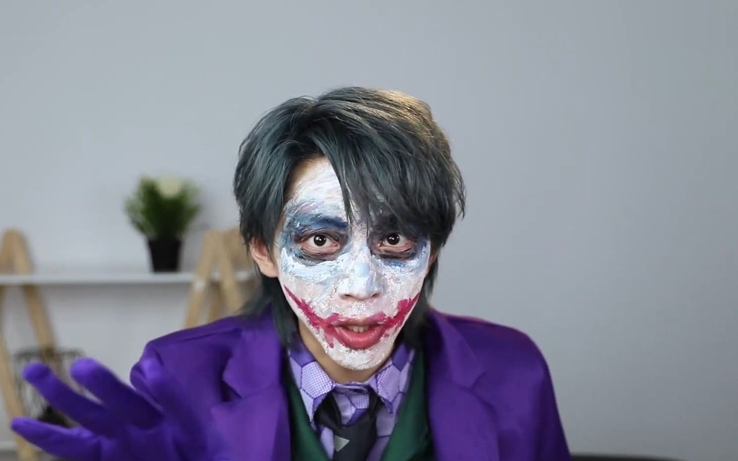 【整蛊之王】万圣节小丑仿妆?光化个妆不就太没劲了吗