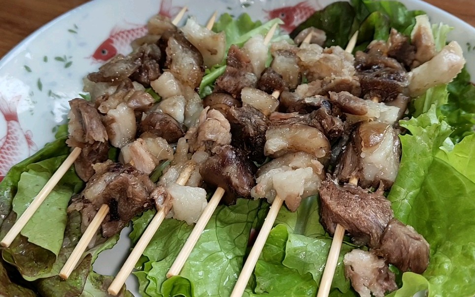 下午零食,微波炉烤五花肉.(五花肉煮熟,切丁串串,撒盐,中火叮三分钟去水,中火叮三分钟翻面,再中火叮三分钟收工,铺生菜上桌.懒人做法.哔...